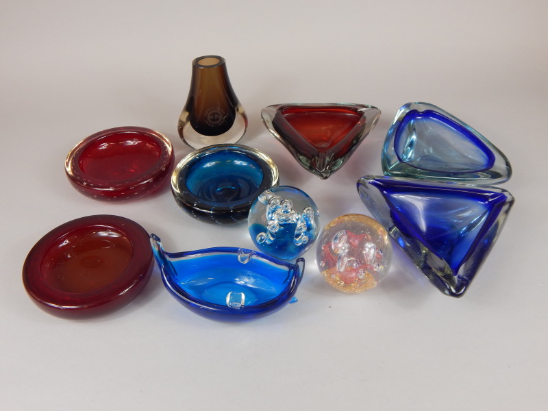 Appraisal: Various items of Art Glass to include three triangular ashtrays