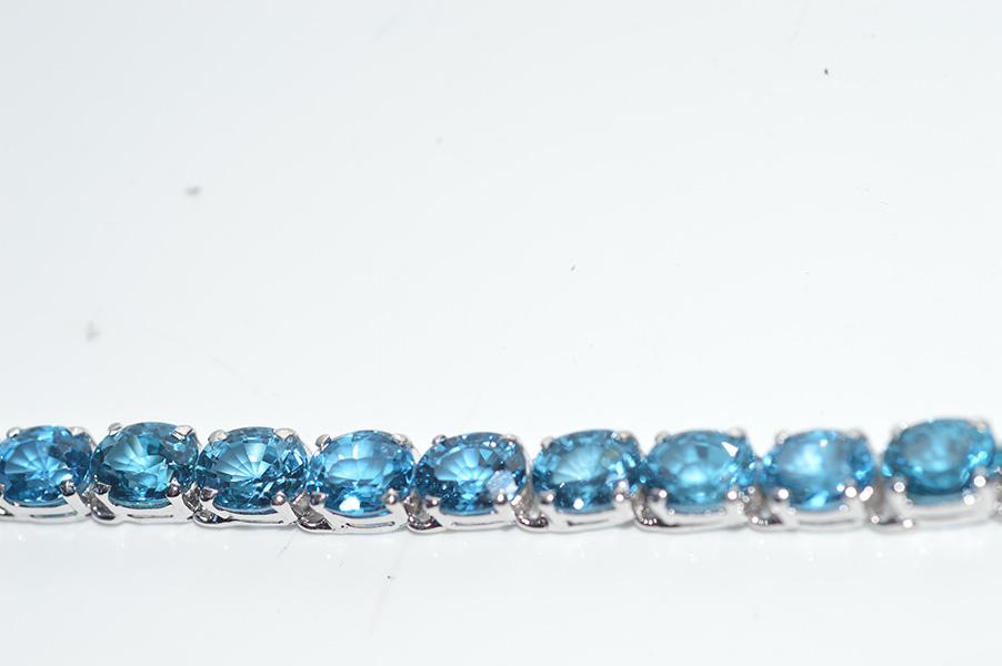 Appraisal: A TOPAZ LINE BRACELET IN SILVER A TOPAZ LINE BRACELET