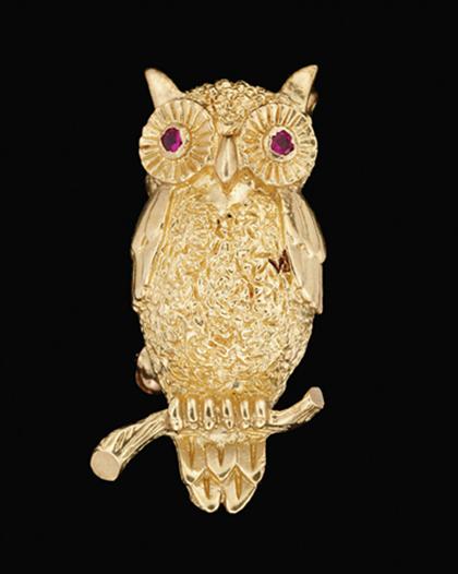 Appraisal: karat yellow gold owl brooch s Whimsical perched owl on