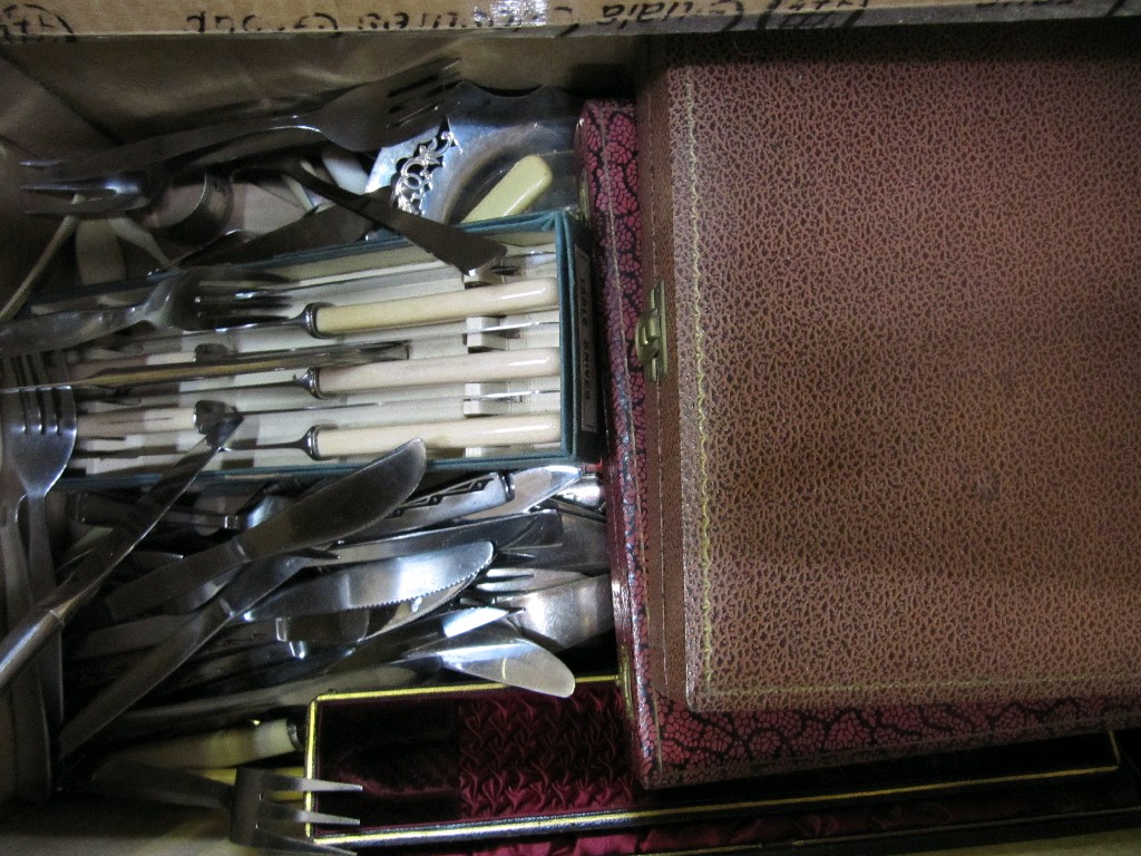 Appraisal: Box of cutlery sets and loose cutlery