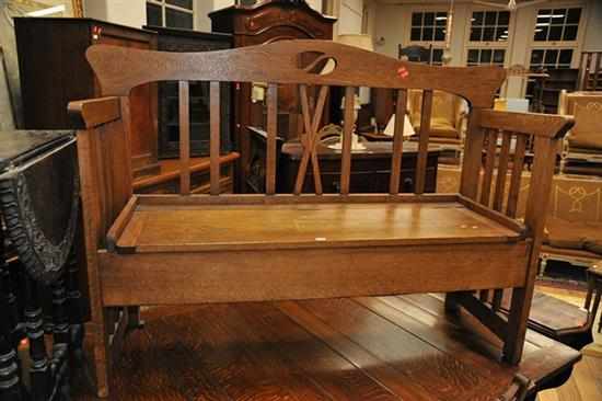 Appraisal: AN EARLY TH CENTURY ARTS AND CRAFTS OAK SETTLE