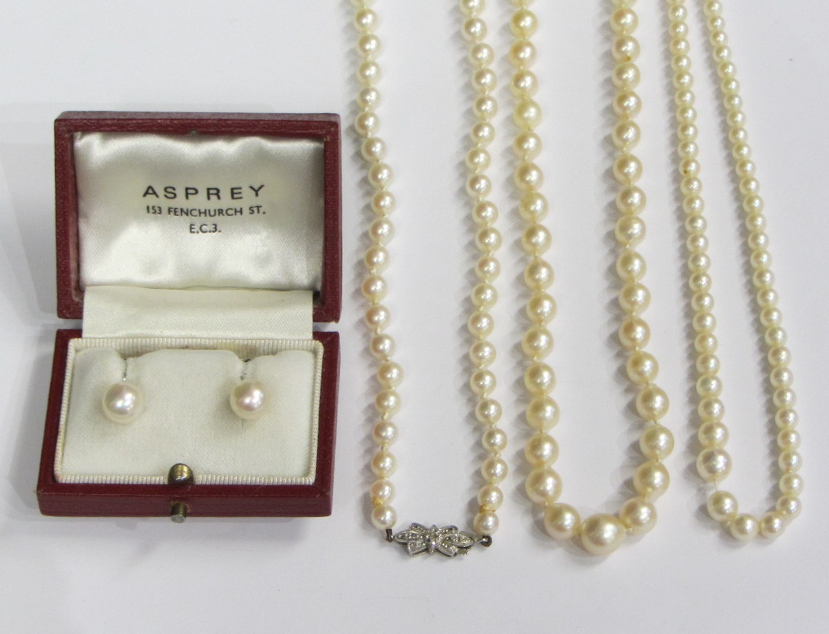 Appraisal: A single row necklace of graduated cultured pearls on a