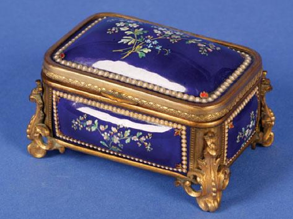 Appraisal: AN TH CENTURY STYLE FRENCH PORCELAIN BOX AND COVER with