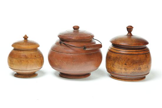 Appraisal: THREE PEASEWARE JARS Ohio late th century The largest has