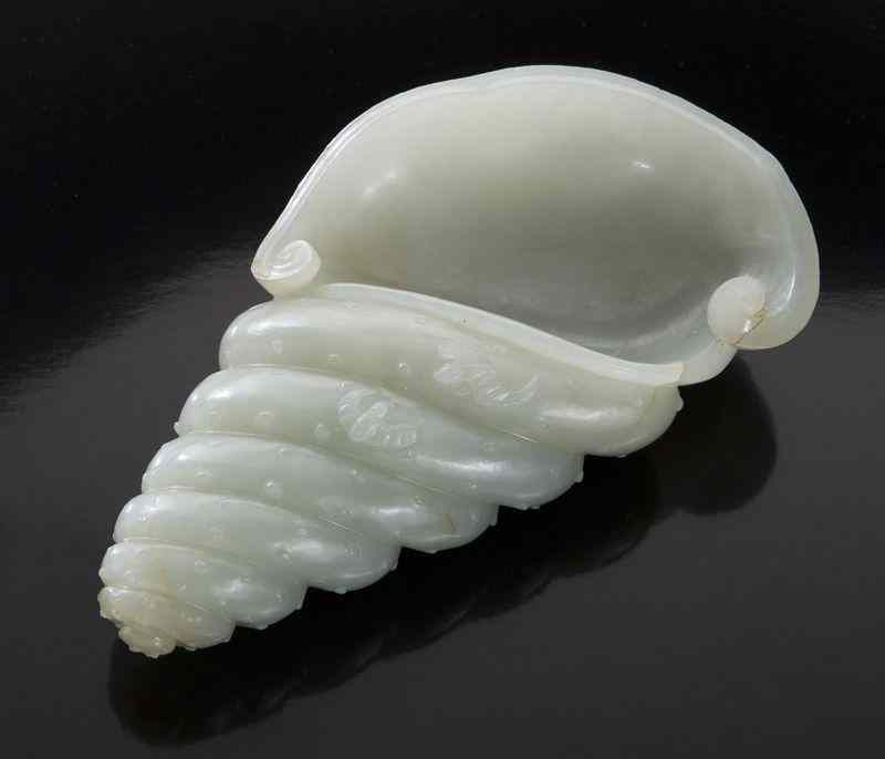 Appraisal: Chinese Qing carved jade brush washerdepicting a trumpet shell with