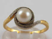 Appraisal: A yellow metal tests carat gold cultured pearl ring pearl