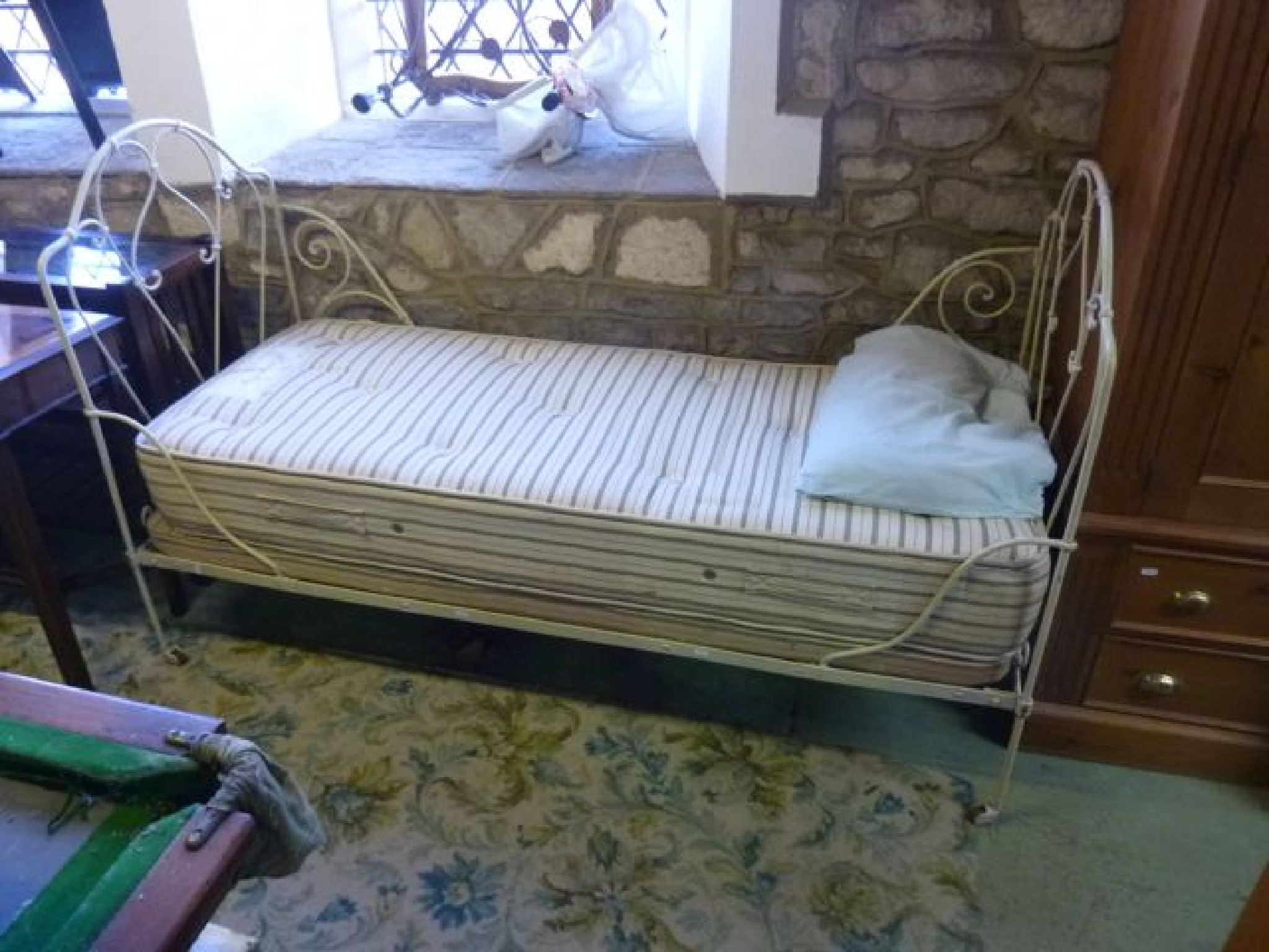 Appraisal: A vintage cast iron folding single bedstead the arched headboard