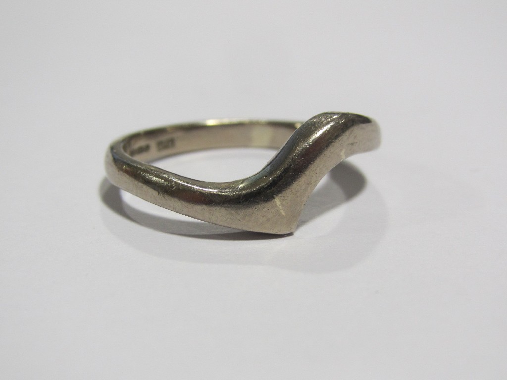 Appraisal: Eighteen carat white gold band Approximately gms