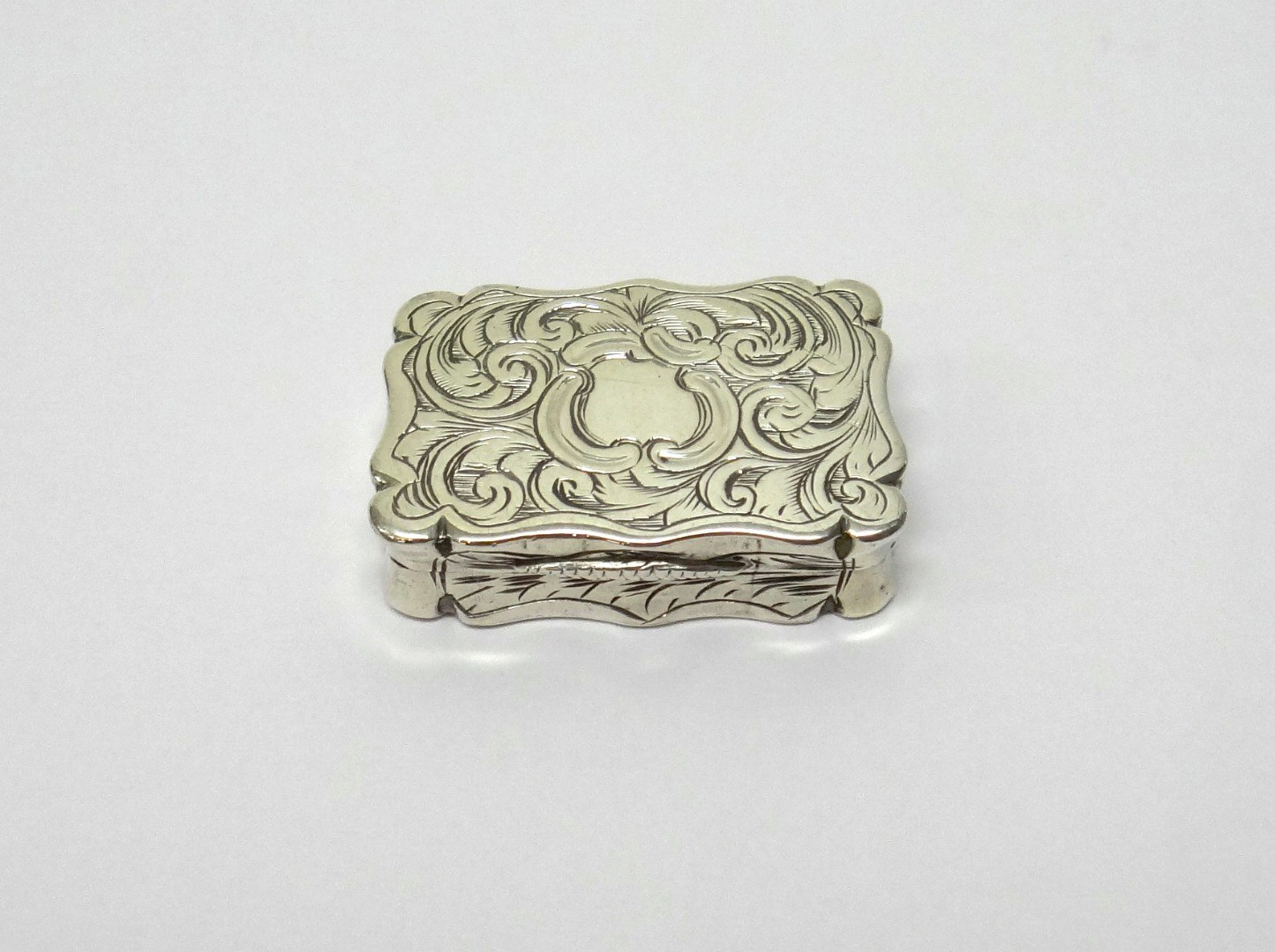 Appraisal: A Victorian silver rectangular vinaigrette with a foliate and scroll