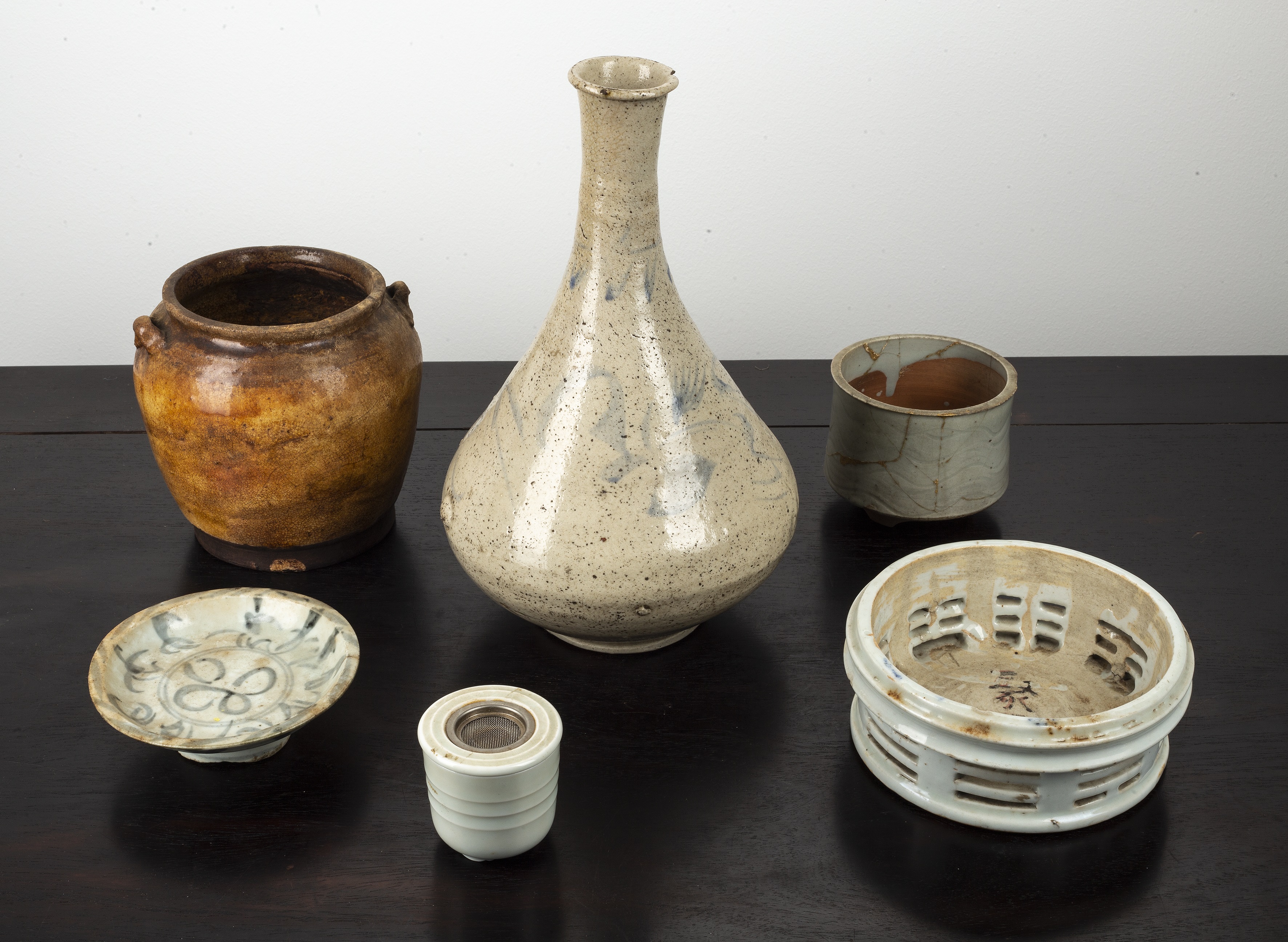 Appraisal: Group of ceramics Japanese and Chinese th Century and later