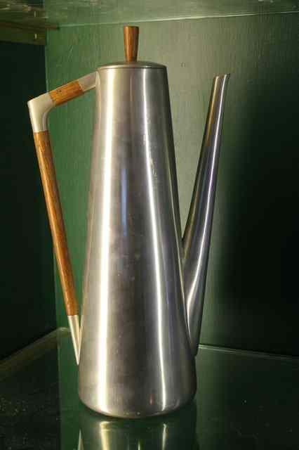 Appraisal: A ROYAL HOLLAND POLISHED PEWTER AND TEAK 'DAALEROP' COFFEE POT