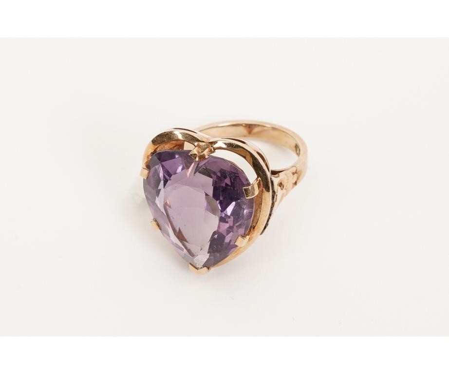 Appraisal: Ladies k gold amethyst cocktail ring Setting h x w