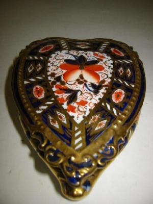 Appraisal: A ROYAL CROWN DERBY STYLE PORCELAIN TRINKET BOX AND COVER