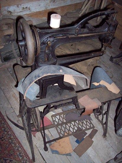 Appraisal: A treadle-operated leather stitching machine by Singer