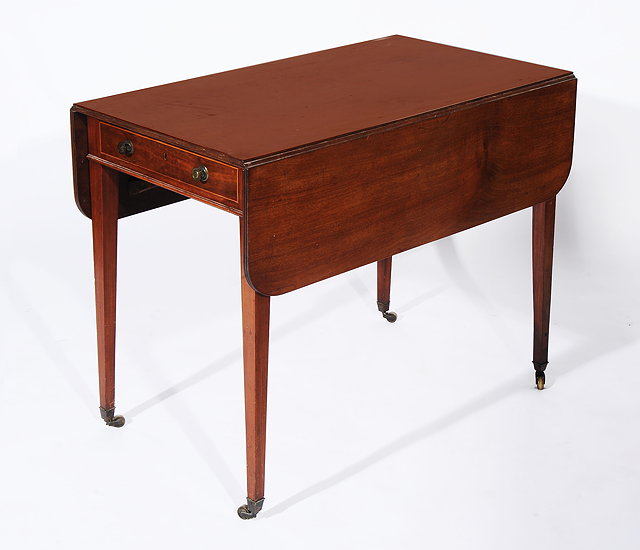 Appraisal: A LATE GEORGIAN MAHOGANY PEMBROKE TABLE with single drawer to