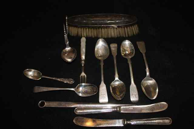 Appraisal: A SMALL COLLECTION OF SILVER TEASPOONS silver handled knives a