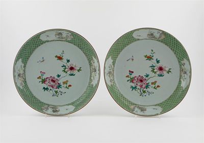 Appraisal: A large pair of Chinese famille rose dishes painted with