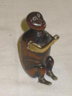 Appraisal: A CARVED WOOD NOVELTY SNUFF BOX modelled as a monkey