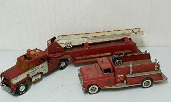 Appraisal: Includes a vintage 's Tonka Pumper Truck and a 's-