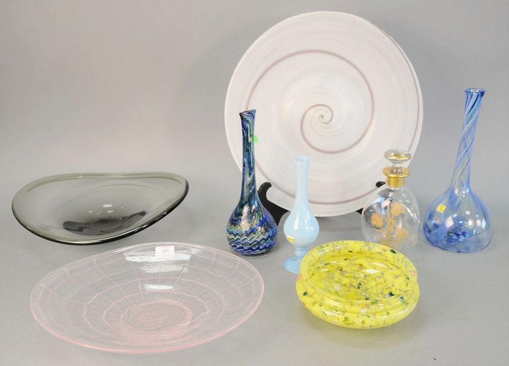 Appraisal: Eight pieces of glass including a Pfeiffer Ridge Studios charger