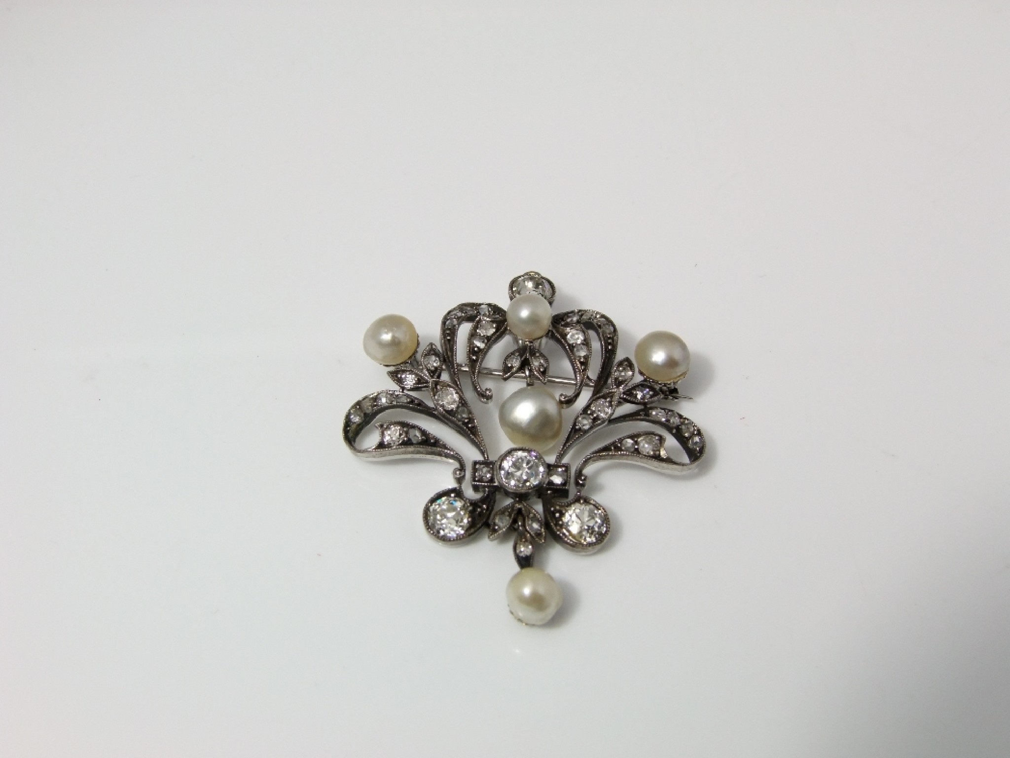 Appraisal: An Edwardian brooch pendant of open scroll design set with