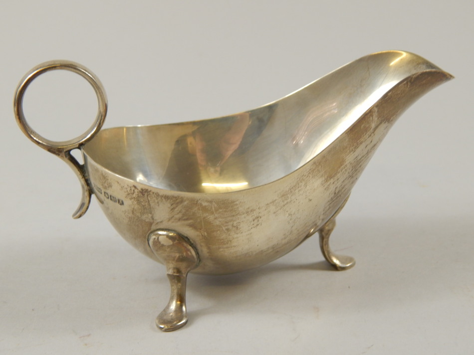 Appraisal: A George VI silver sauce boat with ring handle on