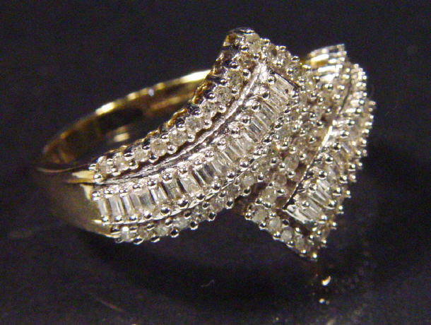 Appraisal: K diamond set lady's crossover ring