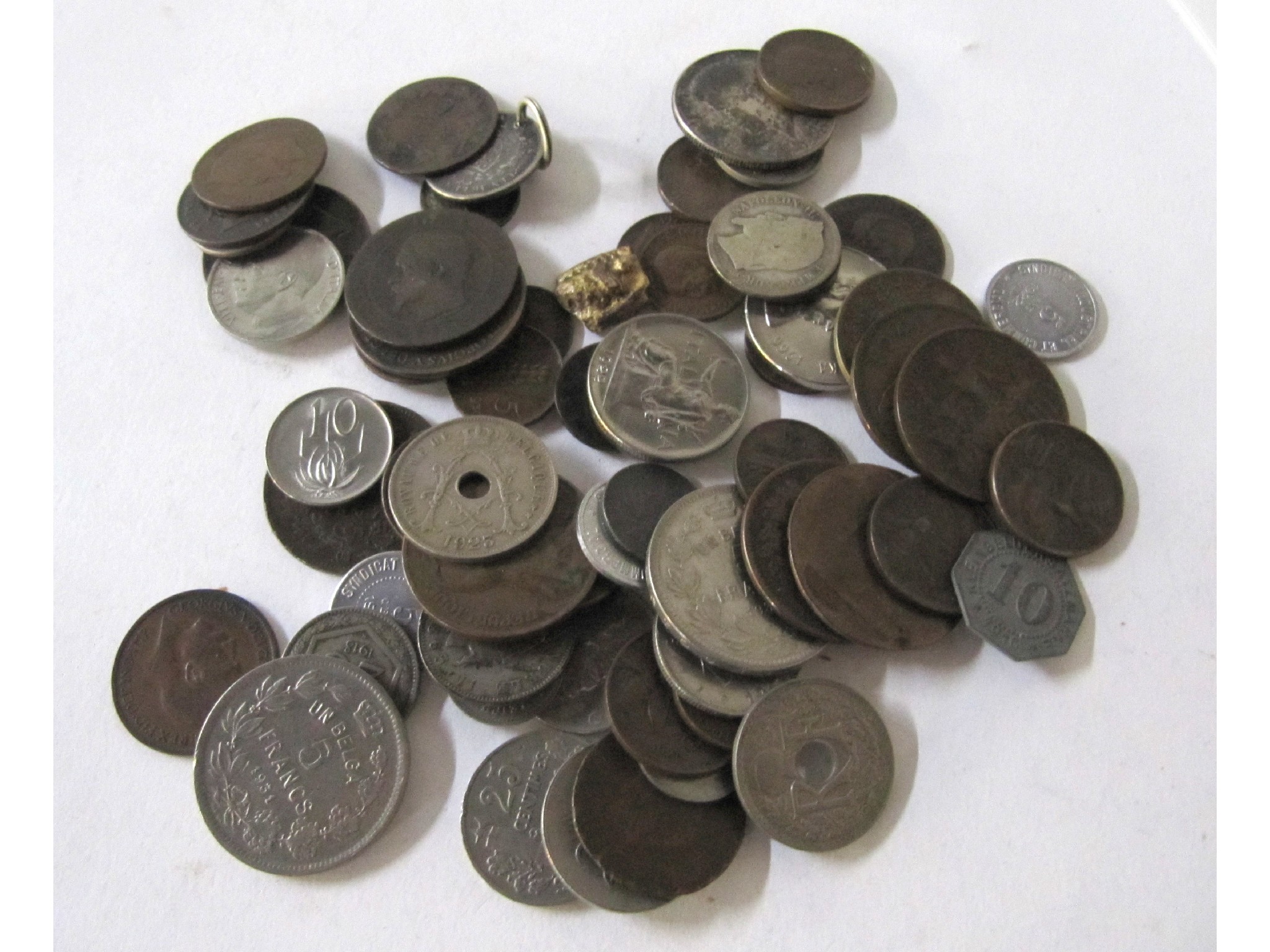 Appraisal: A mixed lot of foreign and British coins