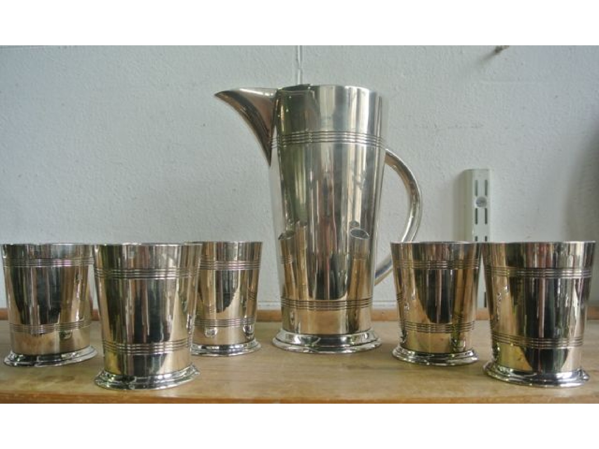 Appraisal: A good quality silver plated drinks set comprising jug of