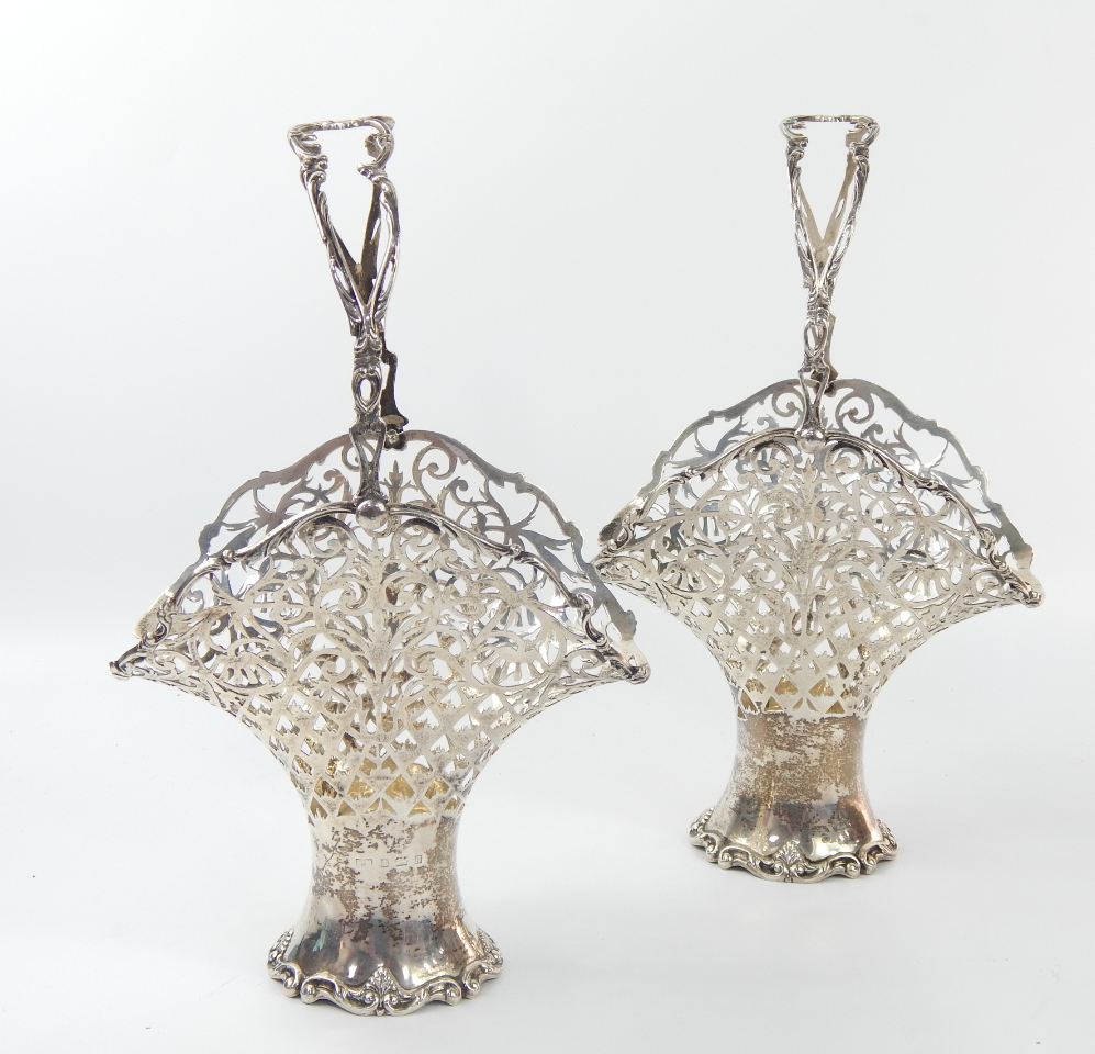 Appraisal: A pair of Edward VII silver baskets of fan form