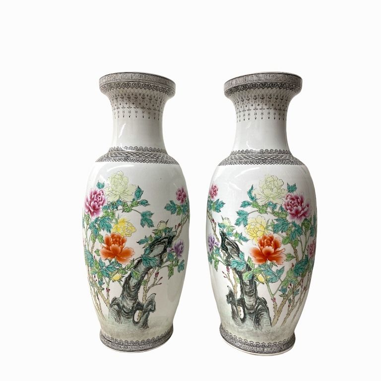 Appraisal: Pair Of Chinese Porcelain Vases Pair Of th Century Chinese