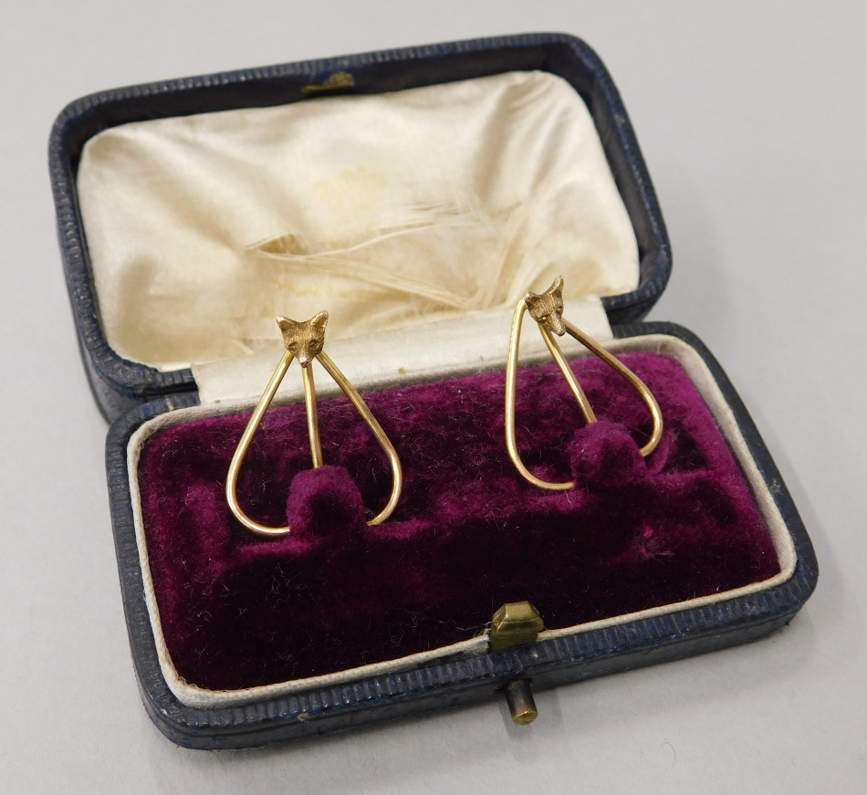 Appraisal: A pair of fox head clips with pear shaped hooks