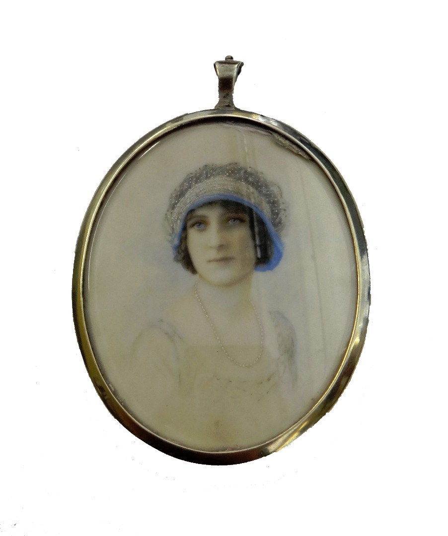 Appraisal: An early th century portrait miniature on ivorine in a