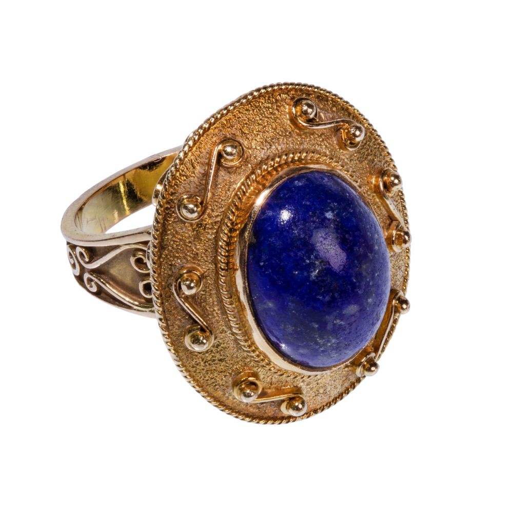 Appraisal: K YELLOW GOLD AND LAPIS LAZULI RINGEtruscan style oval dome