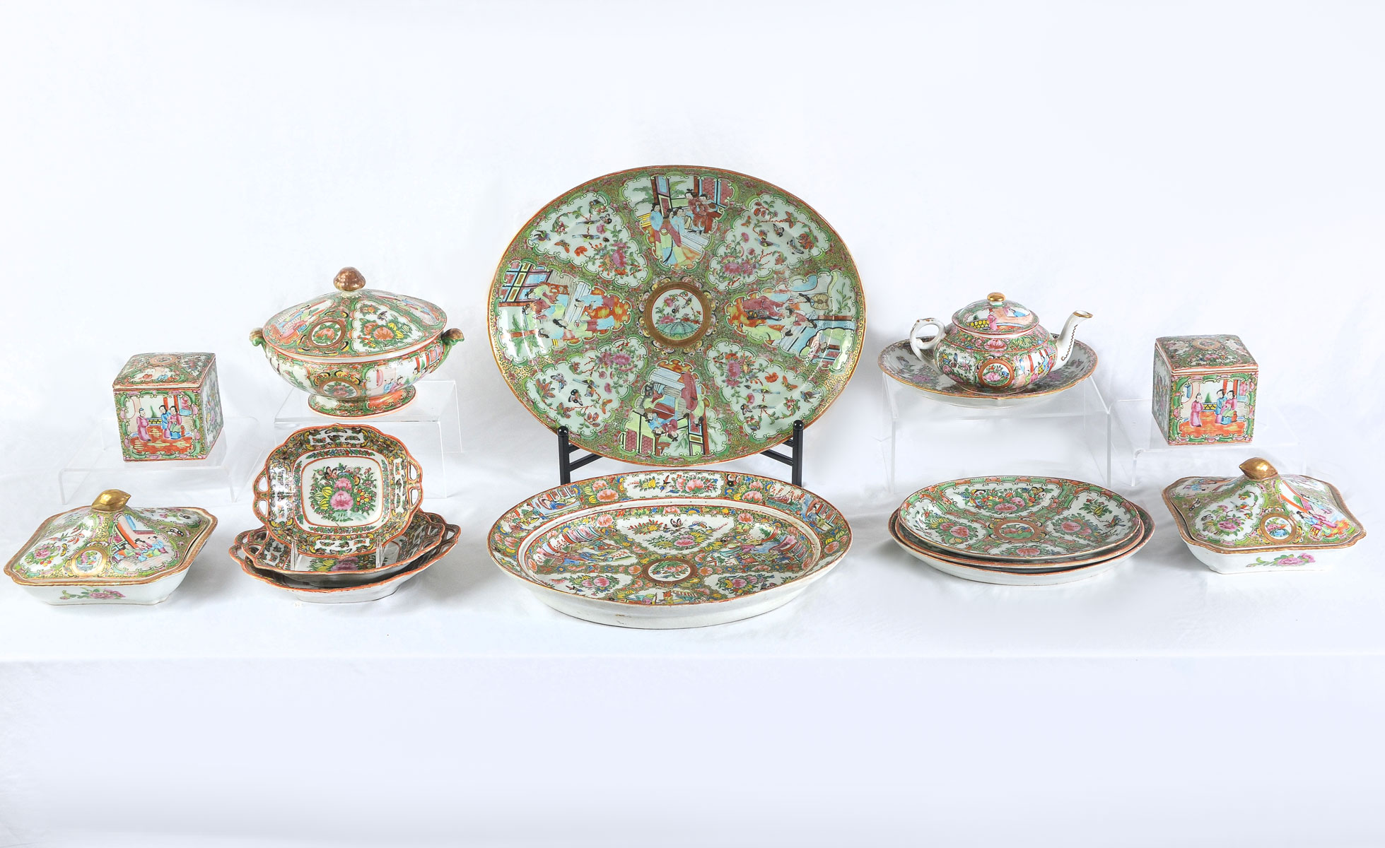 Appraisal: PC CHINESE ROSE MEDALLION PORCELAIN COLLECTION Comprising - Covered square