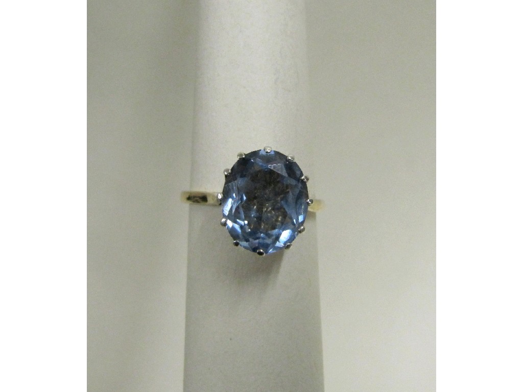 Appraisal: Nine carat gold blue topaz single stone ring