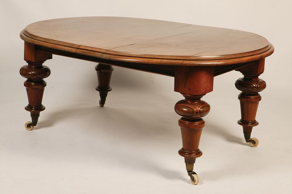 Appraisal: A VICTORIAN MAHOGANY EXTENDING DINING TABLE the rectangular top with