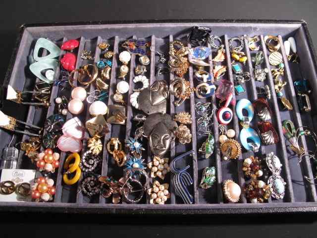 Appraisal: Tray lot of assorted ladies costume jewelry earrings Includes both