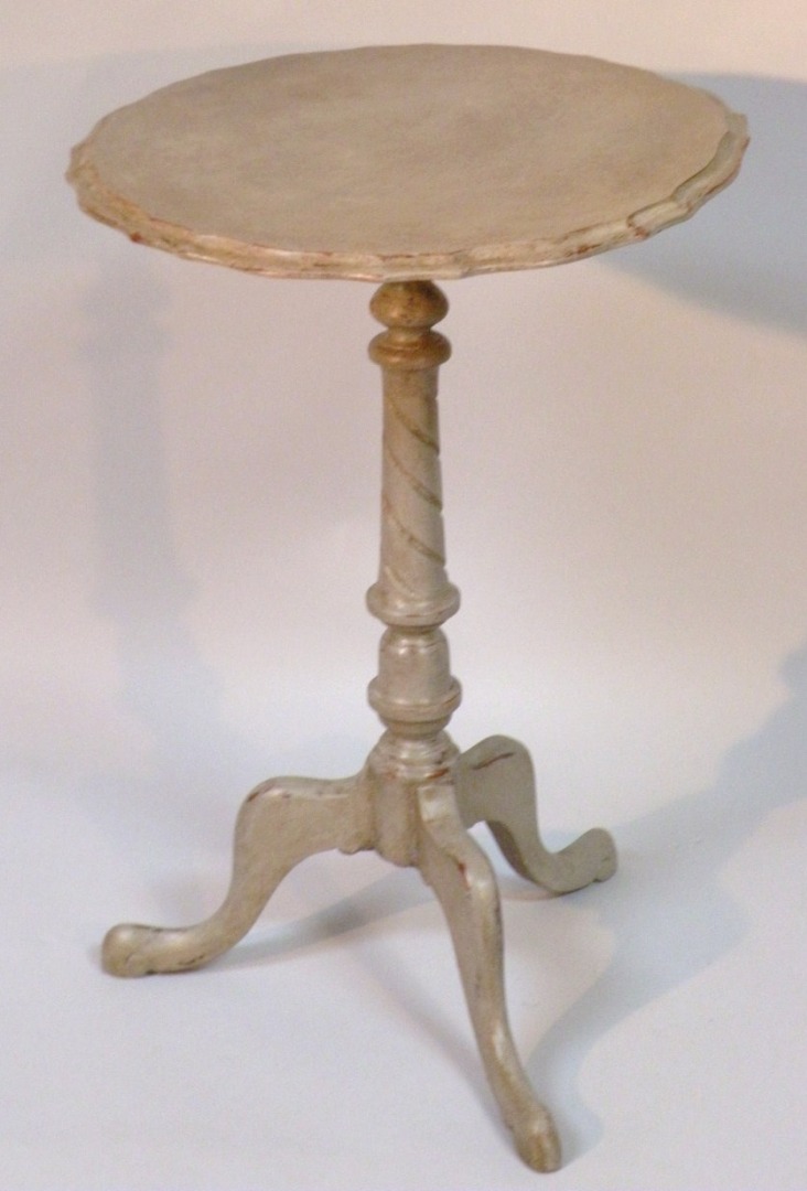 Appraisal: An occasional table with piecrust edge on turned stem terminating