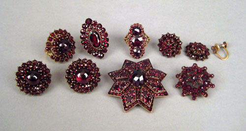 Appraisal: Garnet cluster jewelry to include rings with yellow gold shanks