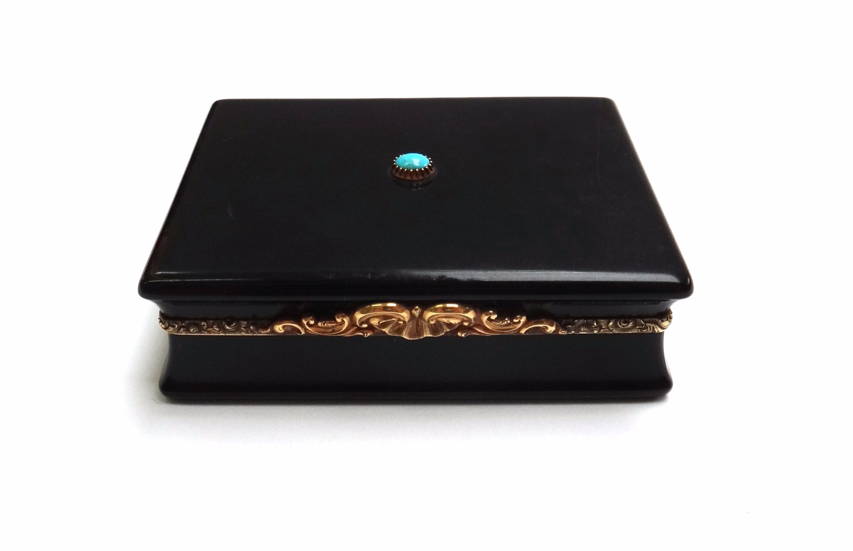 Appraisal: A tortoiseshell gold and turquoise mounted snuff box th century