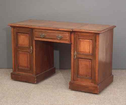 Appraisal: A late Victorian walnut break-front washstand the crossbanded top with