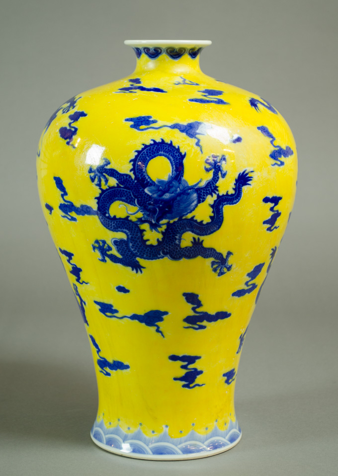 Appraisal: CHINESE PORCELAIN MEI PING VASE with five blue dragons chasing