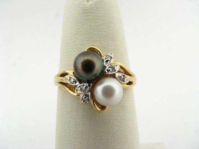 Appraisal: K yellow gold black and white pearl ring size with