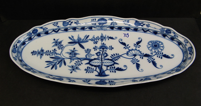 Appraisal: A GERMAN MEISSEN OVAL PORCELAIN FISH PLATTER in the Blue