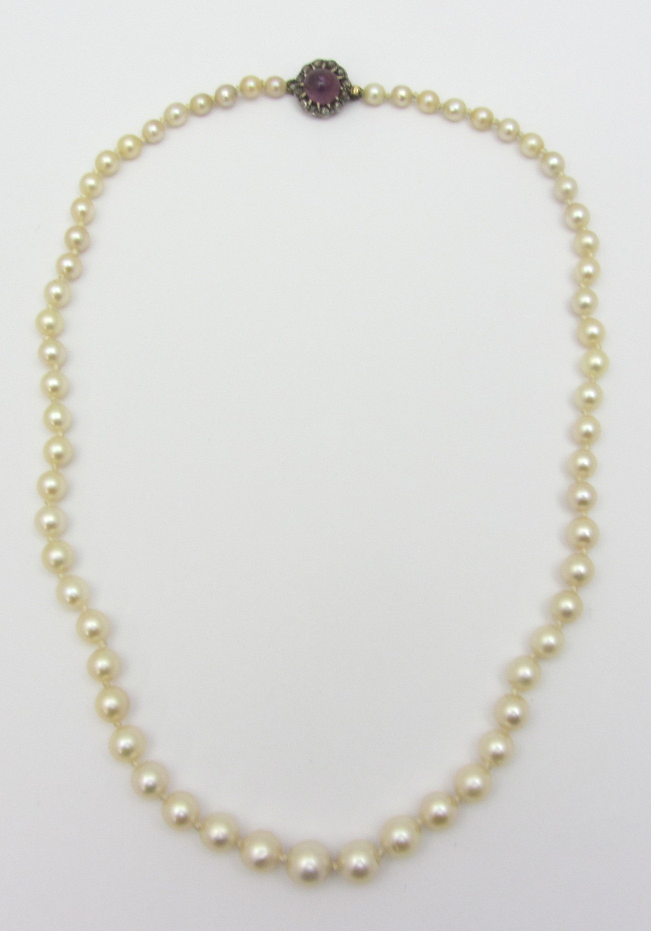 Appraisal: A single row necklace of graduated cultured pearls on a