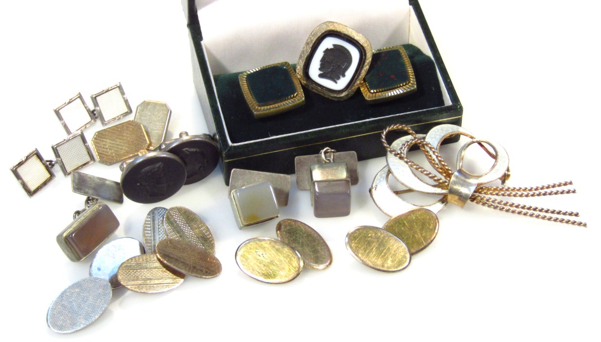 Appraisal: Various jewellery and effects to include a quantity of cufflinks