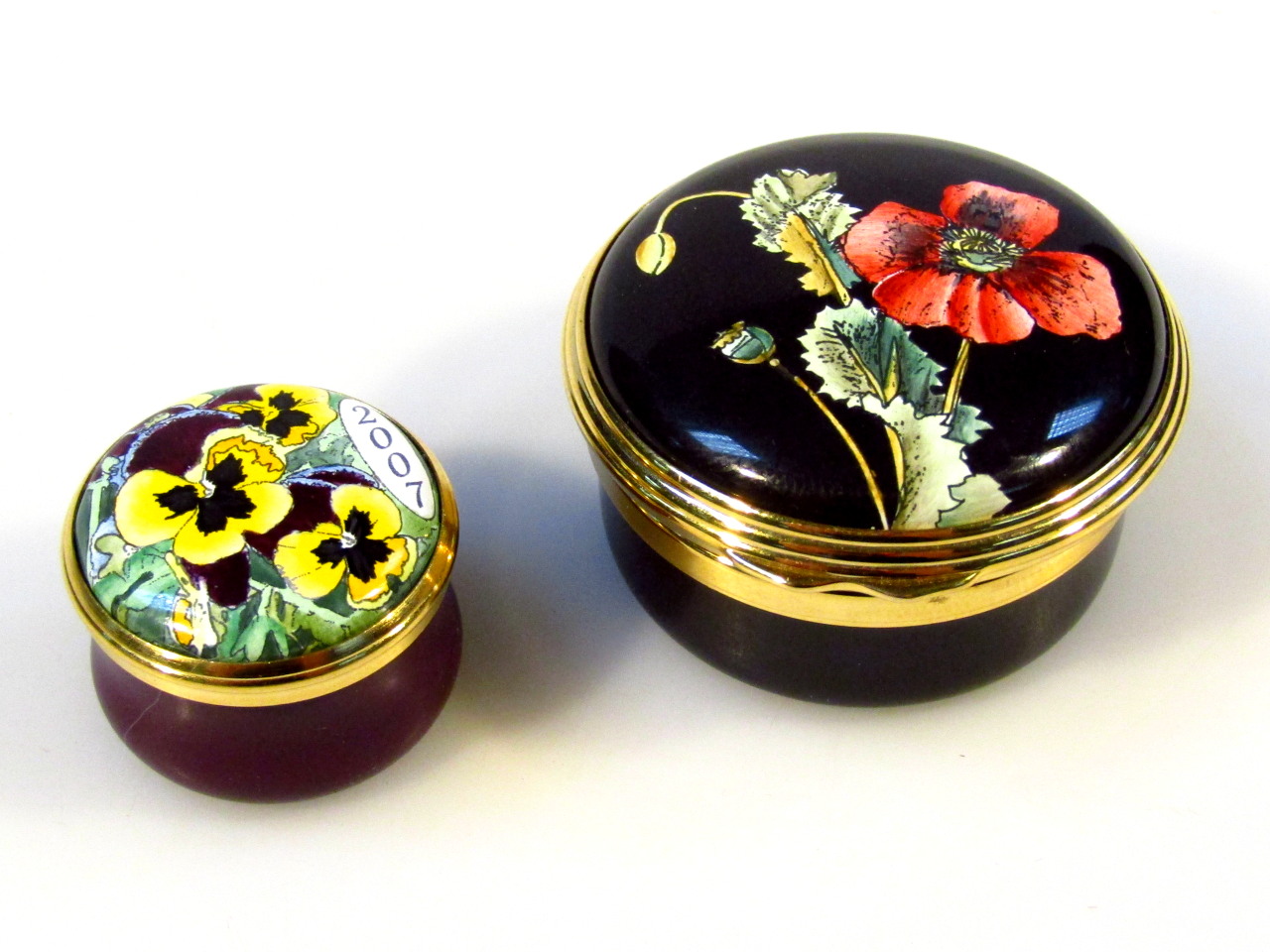 Appraisal: A Halcyon Days enamel pill box decorated with flowers on