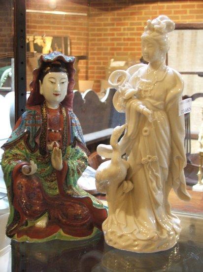 Appraisal: A JAPANESE PORCELAIN FIGURE OF A SEATED LADY wearing patterned