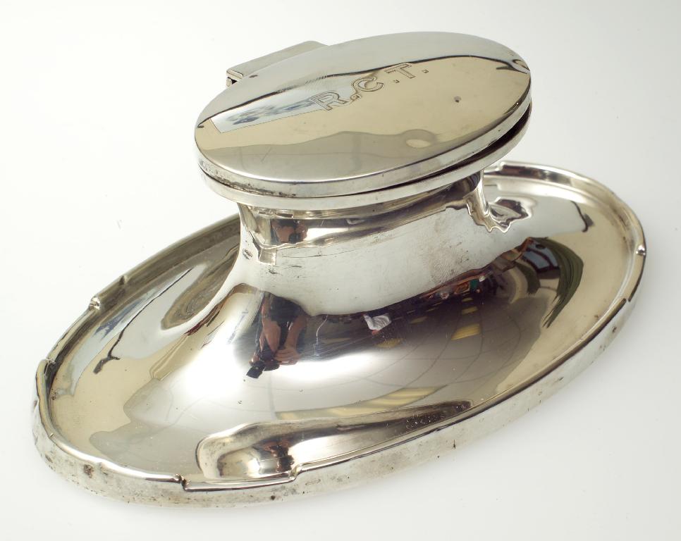 Appraisal: GEORGE V SILVER INKWELL BIRMINGHAM of oval waisted form with